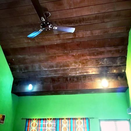 Scorpion Hill Lodge Busua Rum bild