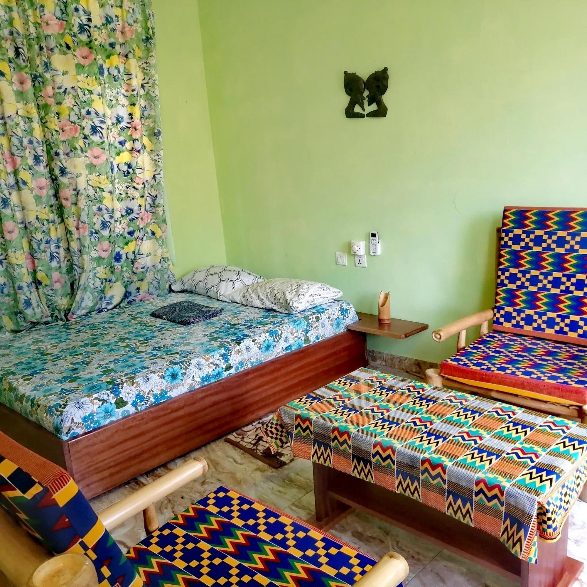 Scorpion Hill Lodge Busua Rum bild